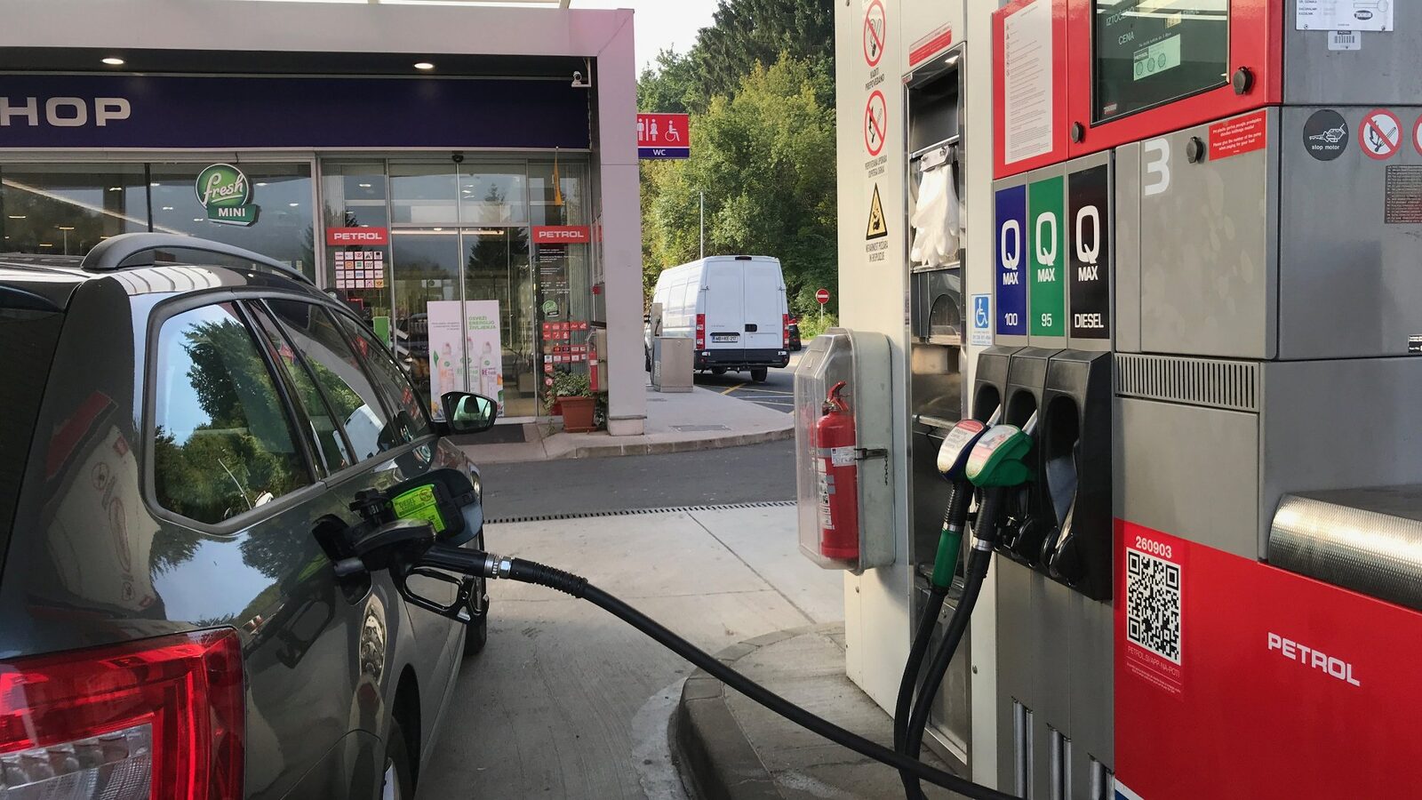 Motorina, mai ieftină: Guvernul a aprobat reducerea accizei Prețul motorinei ar putea scădea în perioada următoare, după ce Guvernul a adoptat o ordonanță de urgență care prevede reducerea accizei cu 30 de bani per litru, fără TVA