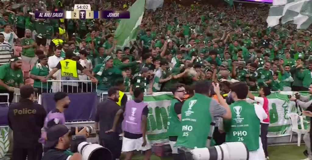 Gol SPECTACULOS în Al-Ahli – Johor DT! Șutul care a EXPLOSAT: Sărbătoare cu fanii