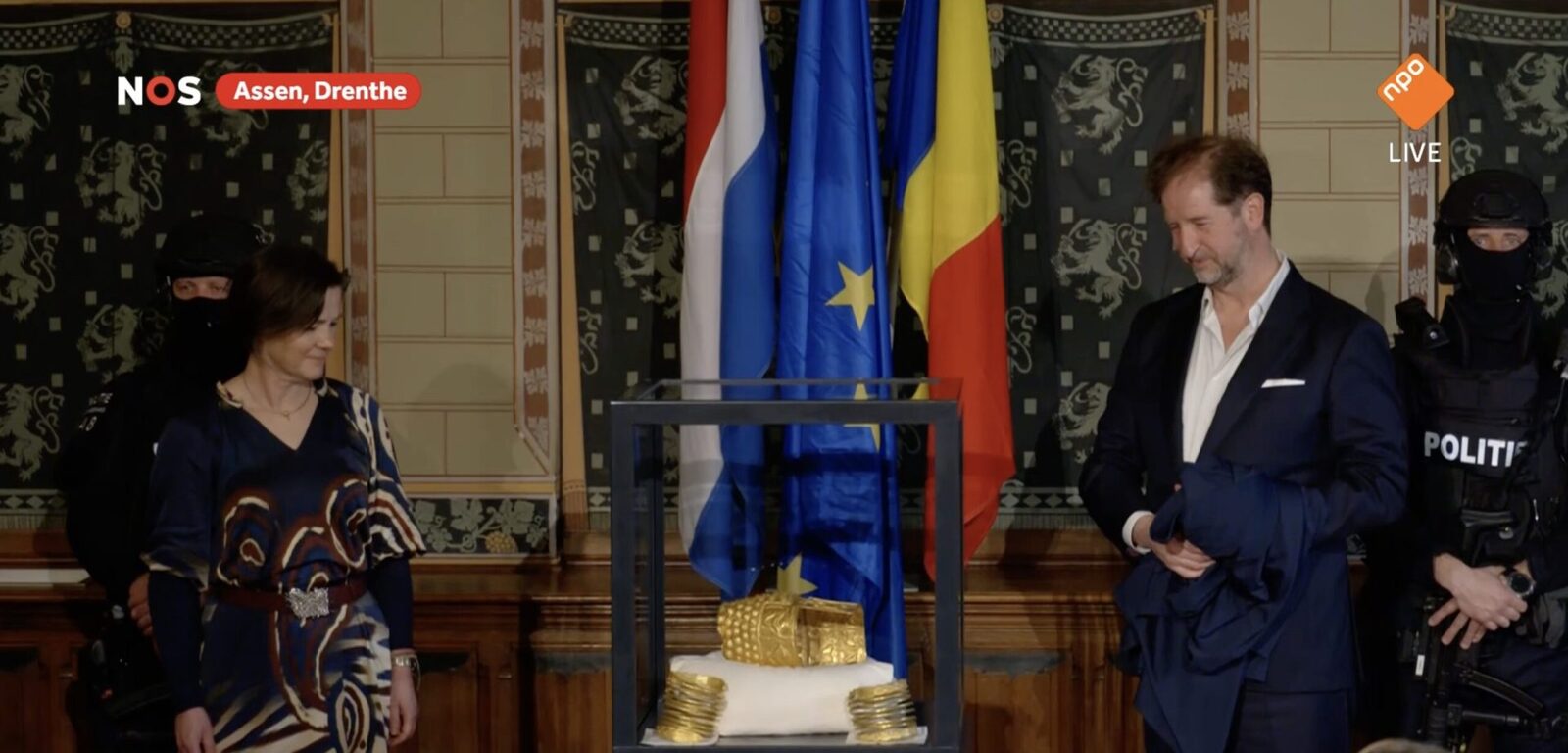 Coiful dacic de la Coțofenești, recuperat de autoritățile olandeze; România încasează despăgubiri Coiful dacic de la Coțofenești, alături de două brățări, a fost prezentat în cadrul unei conferințe de presă în Assen, Țările de Jos