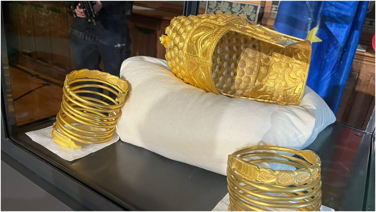 Un articol despre artefactele dacice recuperate –––––––––––––––– Tezaurul dacic, momentan în custodia Țărilor de Jos Bucuria reîntoarcerii comorilor dacice în România va mai aștepta