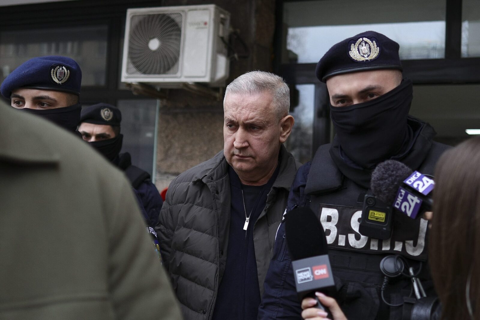 Șeful de la Autoritatea Rutieră Română, reținut de DNA într-un dosar de corupție; 500.000 de euro găsiți la domiciliul acestuia Direcția Națională Anticorupție (DNA) a emis un comunicat prin care anunță reținerea lui Cristian Anton, director general al Autorității Rutiere Române (ARR), într-un dosar de corupție