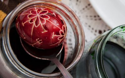 Ouă de Paște impecabile: sfaturi practice pentru gospodine Apropierea sărbătorilor pascale face ca pregătirile pentru masa festivă să fie în toi, iar tradiția vopsirii ouălor este, fără îndoială, un moment central