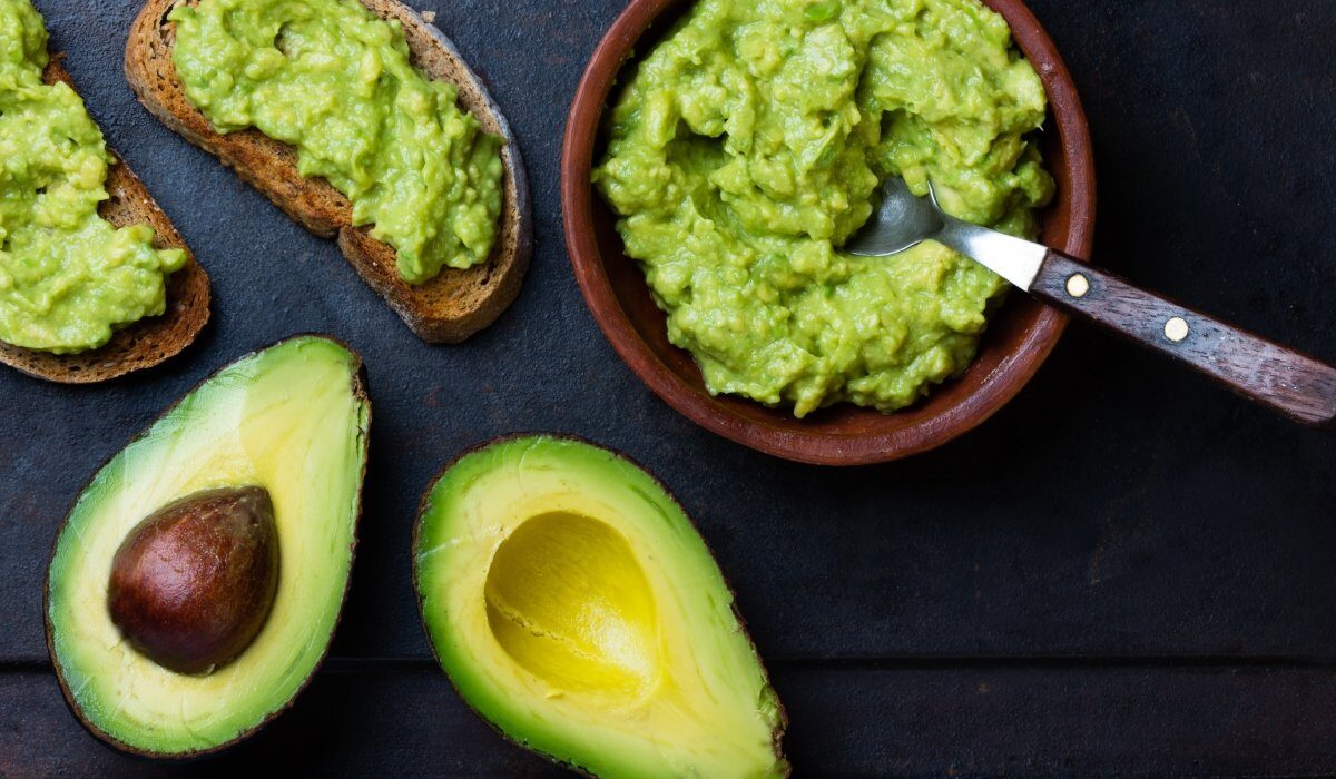 Un truc rapid cu folie de aluminiu promite să salveze avocado-ul necopt Ai invitați la cină, guacamole-ul e pe lista de preparate, dar avocado-ul pare mai degrabă o piatră? Nu te panica