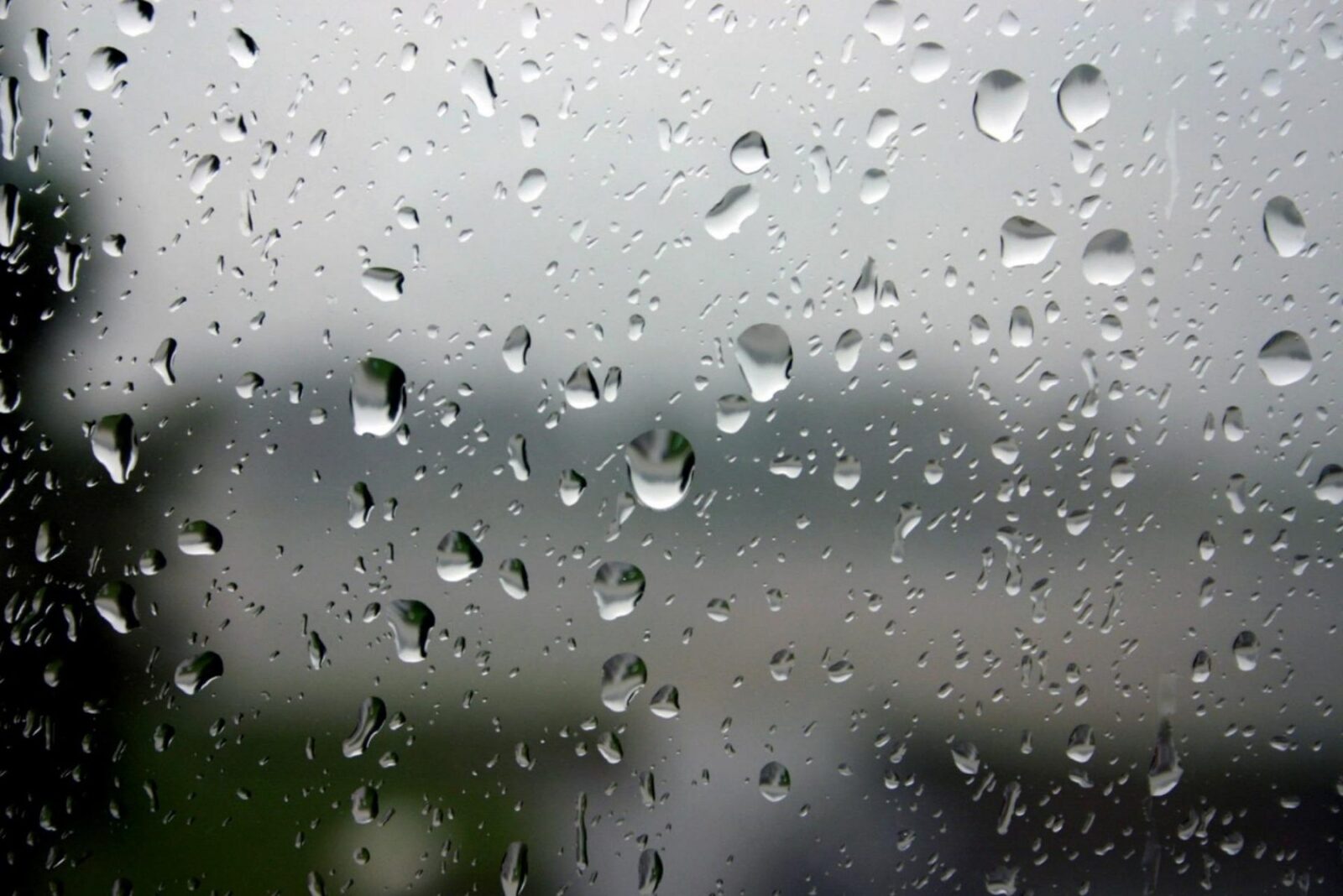 Ploi în București, în weekend, cu temperaturi încă ridicate