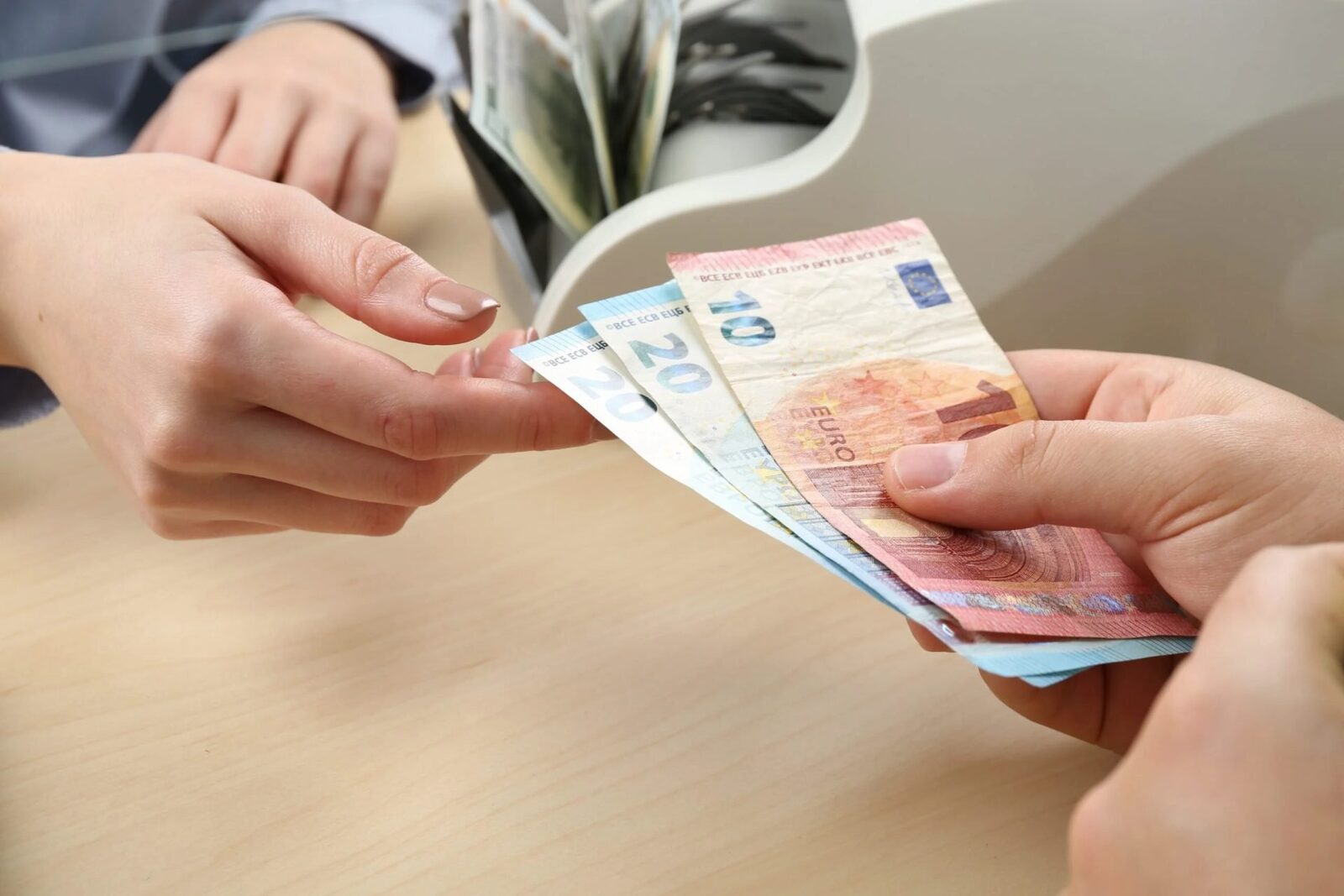 Cursul valutar: Leul, în scădere față de dolar și euro (BNR)