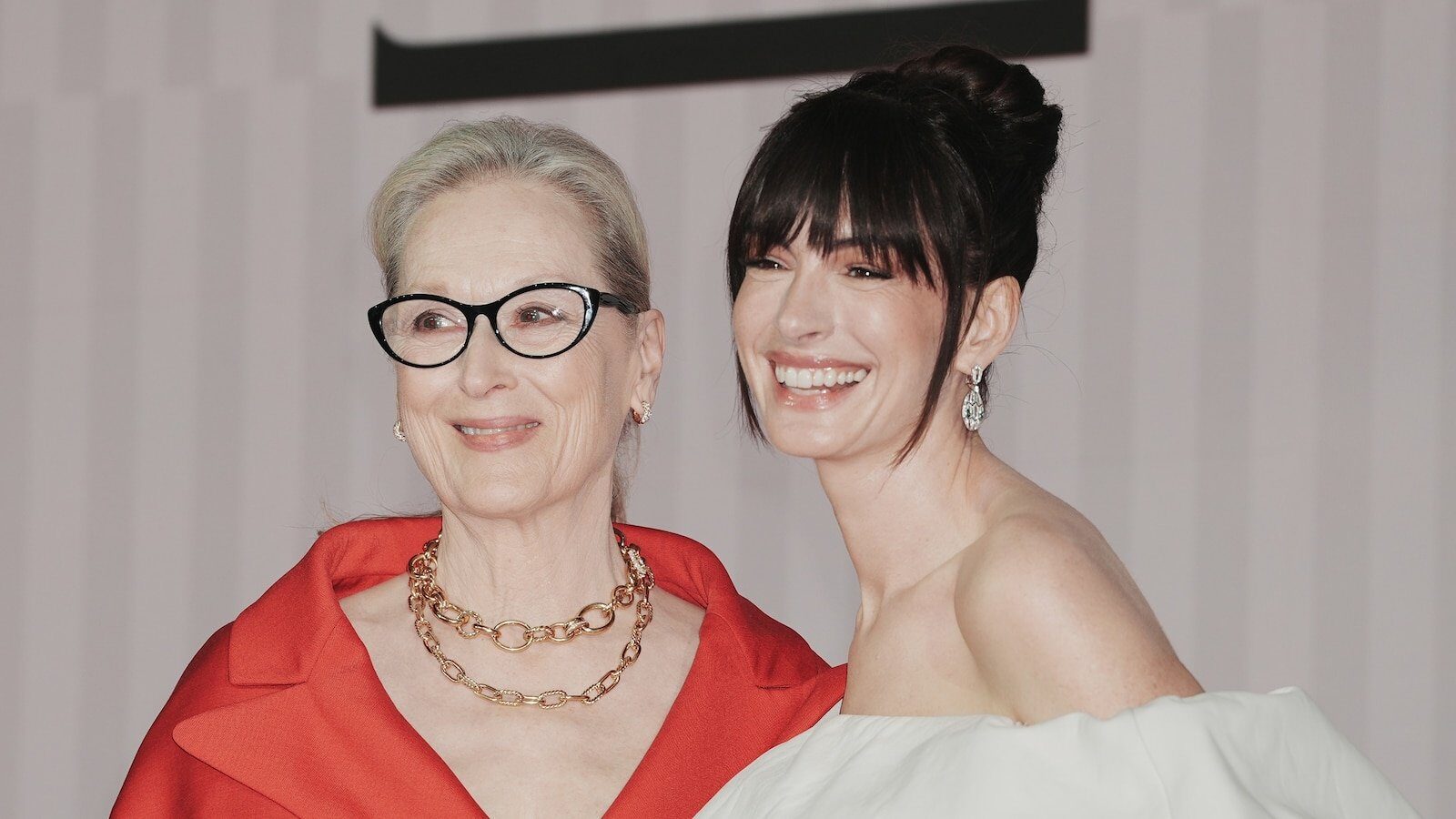 Hathaway și Streep revin! „Diavolul se îmbracă de Prada 2”, asalt pe covorul roșu
