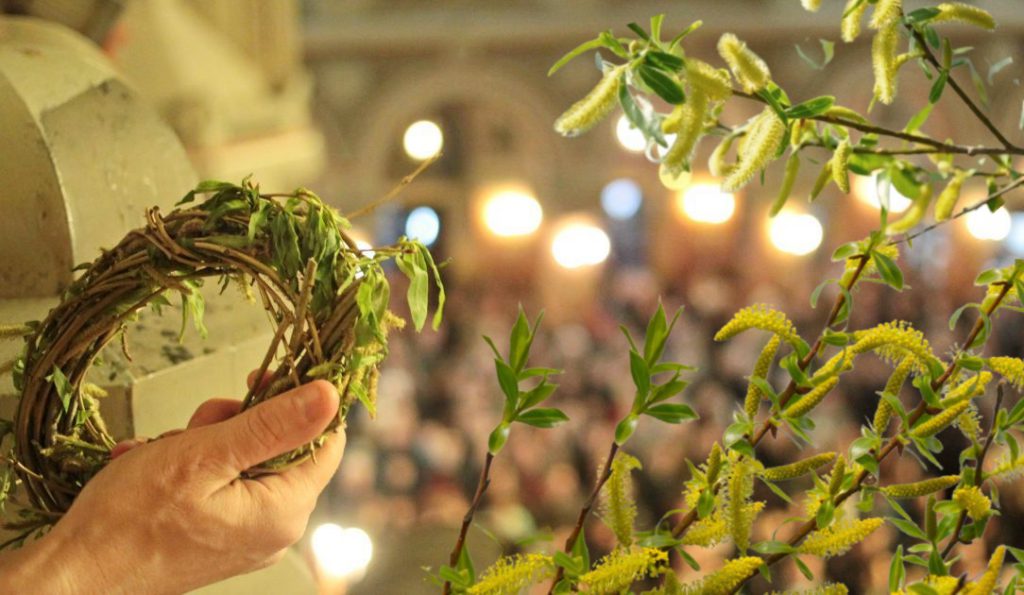 Floriile, o sărbătoare a speranței și a tradițiilor, marchează intrarea lui Iisus în Ierusalim Duminica Floriilor, una dintre cele mai importante sărbători creștine, a fost celebrată în acest an pe data de 28 aprilie, deschizând Săptămâna Mare, perioada de pregătire spirituală intensă pentru Paște