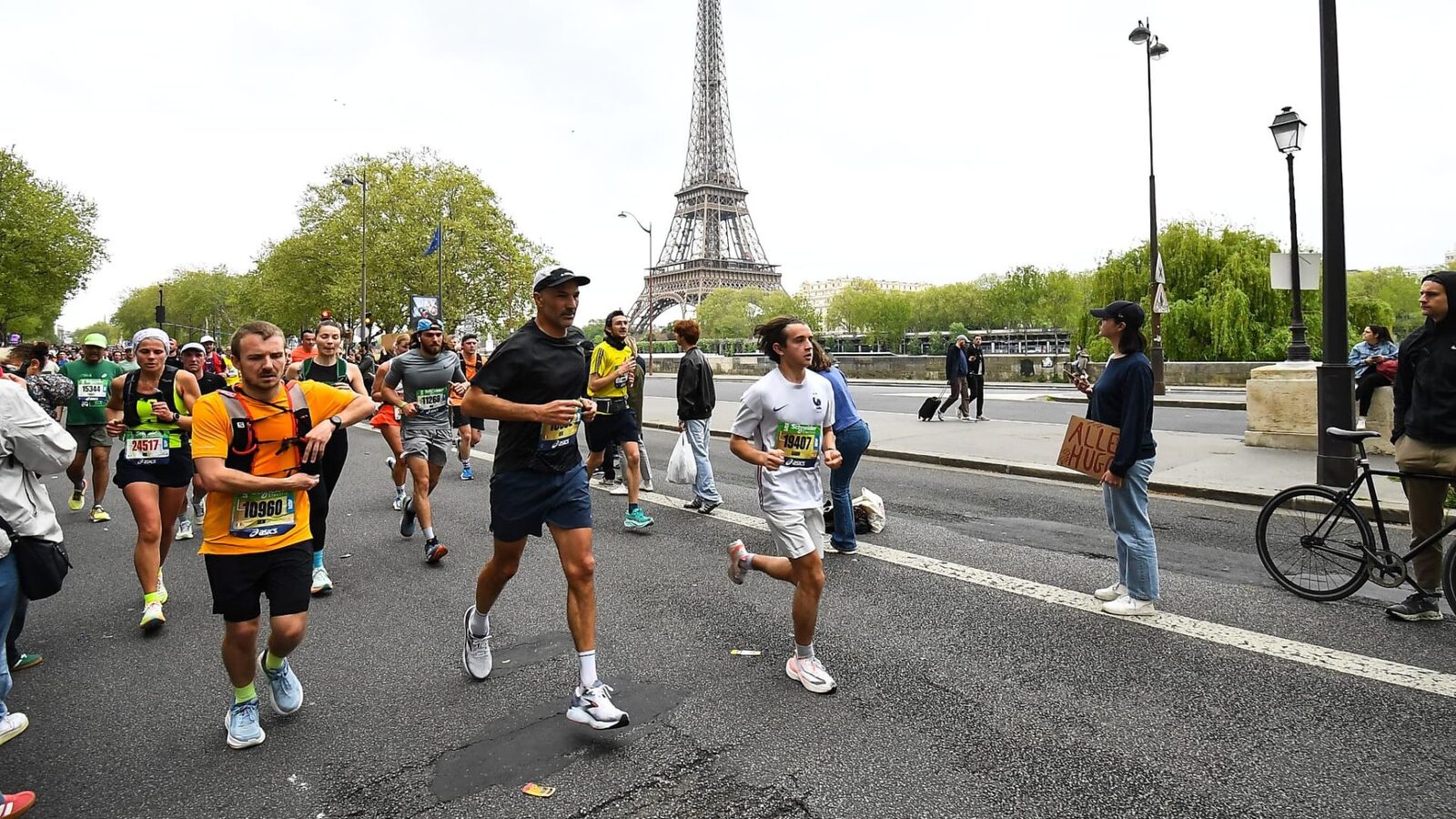 Maratonul de la Paris, startul: sfaturi de la experți pentru a evita greșelile fatale Peste o săptămână, pe 12 aprilie, străzile capitalei Franței vor fi invadate de 60.000 de alergători, împreună cu susținătorii lor, pentru Maratonul de la Paris