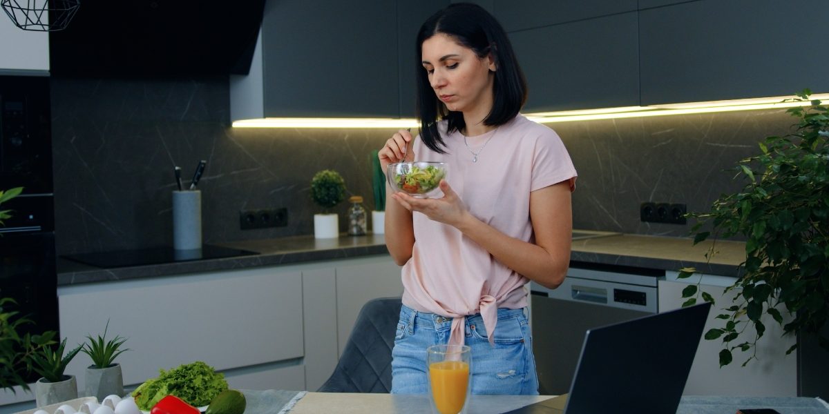 Poziția la masă contează: Cum să mănânci corect, nu doar ce pui în farfurie