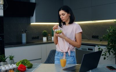Poziția la masă contează: Cum să mănânci corect, nu doar ce pui în farfurie