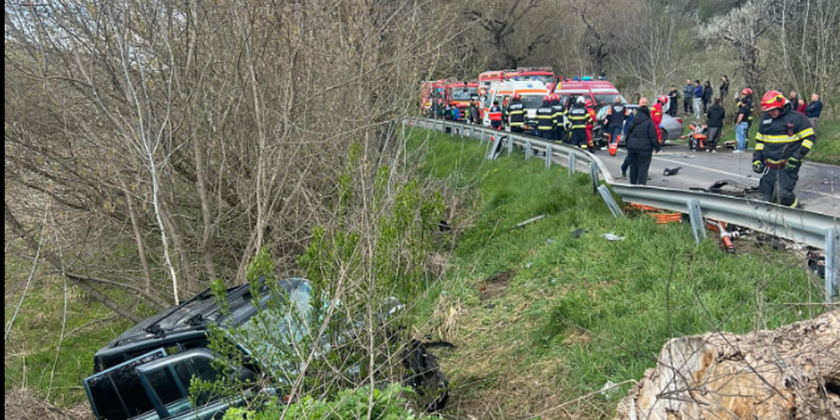 Mai multe ambulanțe și pompieri intervin la locul unui accident, în timp ce o mașină se află căzută într-o râpă, în județul Sibiu, la Mediaș, ieșirea spre Moșna, 10 aprilie 2026