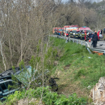 Mai multe ambulanțe și pompieri intervin la locul unui accident, în timp ce o mașină se află căzută într-o râpă, în județul Sibiu, la Mediaș, ieșirea spre Moșna, 10 aprilie 2026