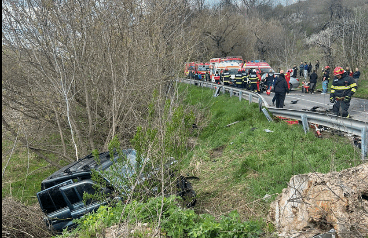 Mai multe ambulanțe și pompieri intervin la locul unui accident, în timp ce o mașină se află căzută într-o râpă, în județul Sibiu, la Mediaș, ieșirea spre Moșna, 10 aprilie 2026