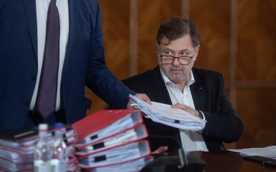 Rafila: Decizia de a nu cumpăra vaccinuri anti-COVID a fost corectă România a fost obligată de un tribunal din Bruxelles să plătească peste 3 miliarde de lei către Pfizer și BioNTech, precum și să preia aproape 29 de milioane de doze de vaccin anti-COVID-19