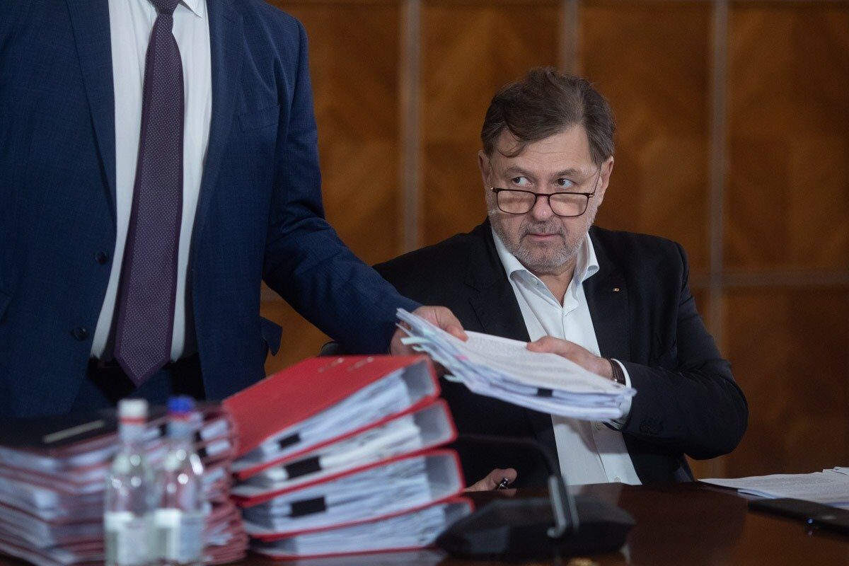 Rafila: Decizia de a nu cumpăra vaccinuri anti-COVID a fost corectă România a fost obligată de un tribunal din Bruxelles să plătească peste 3 miliarde de lei către Pfizer și BioNTech, precum și să preia aproape 29 de milioane de doze de vaccin anti-COVID-19