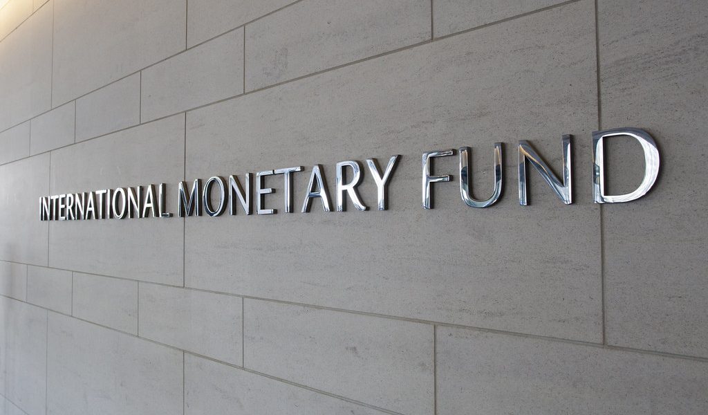 FMI avertizează: România, în pragul turbulențelor economice. Bursa, în cădere liberă