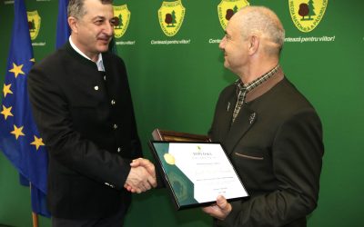 Pădurarul Aurel Frandeș, angajat al Ocolului Silvic Luduș, a fost recompensat miercuri, 1 aprilie, de către conducerea Romsilva pentru curajul și eforturile depuse în salvarea a două minore dispărute în județul Mureș