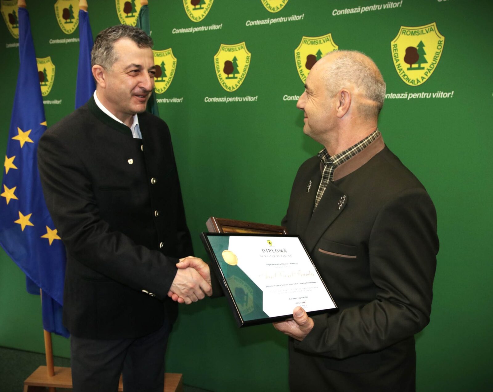 Pădurarul Aurel Frandeș, angajat al Ocolului Silvic Luduș, a fost recompensat miercuri, 1 aprilie, de către conducerea Romsilva pentru curajul și eforturile depuse în salvarea a două minore dispărute în județul Mureș