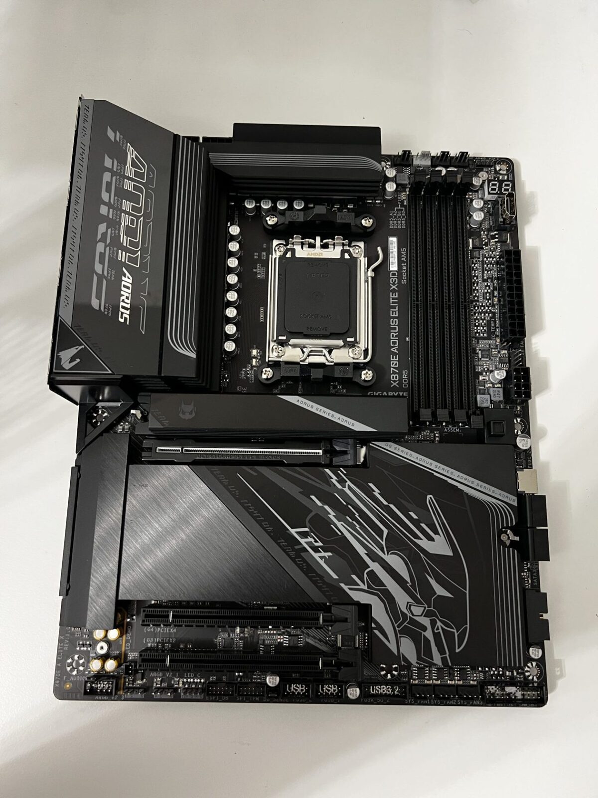 Procesoarele AMD Ryzen X3D cer un setup atent, unde placa de bază și carcasa joacă un rol crucial pentru performanța optimă, subliniază un test recent al unui entuziast de hardware