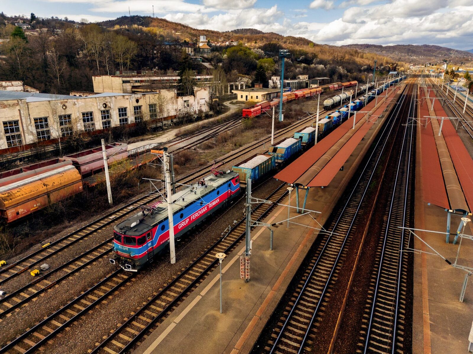 Transportul feroviar, dezavantajat în fața rutierului: Gruia Stoica avertizează asupra dezechilibrului în politicile de transport București, România – Gruia Stoica, președintele GRAMPET Group, a atras atenția asupra unui dezechilibru major în politicile de transport din România, care favorizează transportul rutier în defavoarea celui feroviar, chiar dacă acesta din urmă este considerat viitorul
