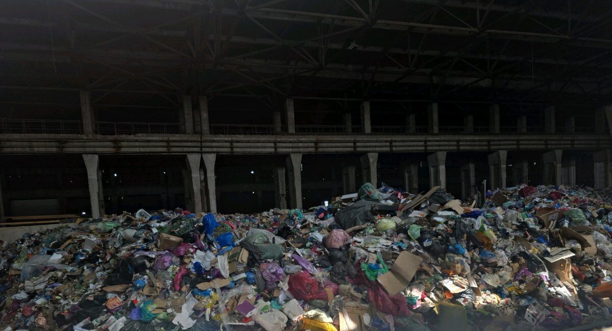 Garda de Mediu București a descoperit o cantitate impresionantă de deșeuri depozitate ilegal într-o hală situată în apropierea Halei Laminor, atrăgând amenzi de peste 130.000 de lei
