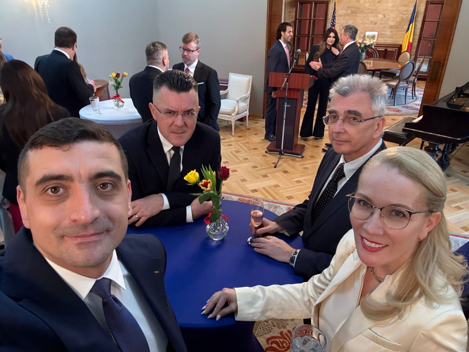 George Simion și Dan Dungaciu, liderii Alianței pentru Unirea Românilor (AUR), au participat marți seara la recepția organizată de ambasadorul Statelor Unite ale Americii în România, Darryl Nirenberg, cu ocazia inaugurării mandatului acestuia