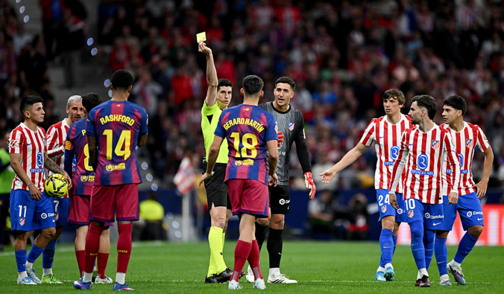 Bucurie și controverse: Barcelona învinge Atletico Madrid într-un meci tensionat, marcat de decizii VAR discutabile MADRID – FC Barcelona a obținut o victorie dramatică în deplasare, sâmbătă seară, împotriva echipei Atletico Madrid, scor 1-0, într-un meci crucial pentru lupta la titlu în La Liga