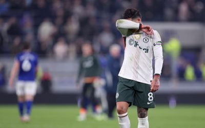 ENZO FERNANDEZ, EXCLUS DIN LOT DE CHELSEA DUPĂ DECLARAȚII PRIVIND VIITORUL SĂU Londra, Anglia – Mijlocașul argentinian ENZO FERNANDEZ a fost exclus din lotul echipei CHELSEA pentru următoarele două partide, după comentariile făcute cu privire la viitorul său și dorința de a juca la REAL MADRID