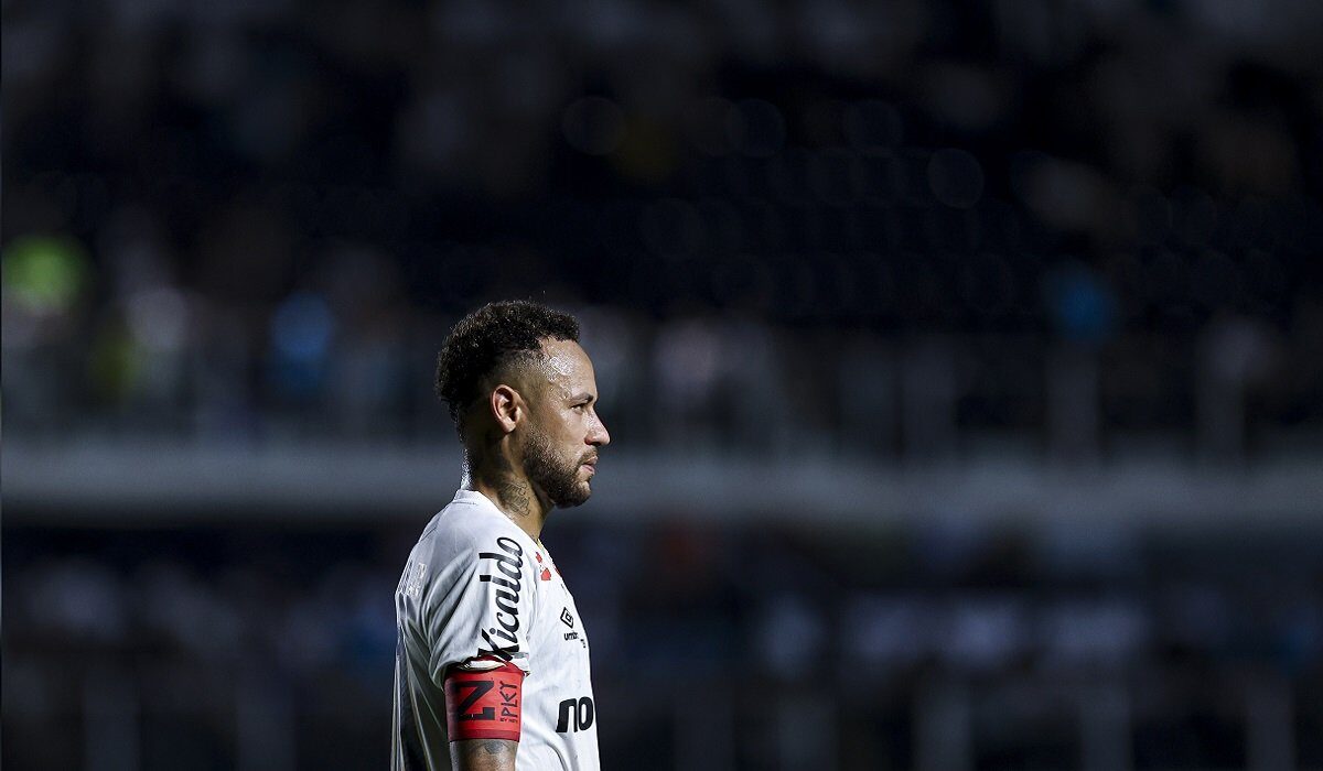 Neymar, din nou în centrul atenției: Gesturi controversate și riscul ratării Mondialului STARUL brazilian de fotbal, NEYMAR, se confruntă cu o nouă serie de controverse, după ce a fost implicat într-un incident la meciul dintre SANTOS și REMO