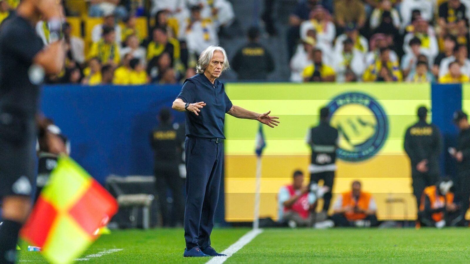 Înfruntare aprinsă pe teren: Antrenorul lui AL-NASSR, JORGE JESUS, implicat într-o dispută cu un jucător de la AL-NAJMA Un moment controversat a marcat finalul primei reprize a meciului dintre echipele AL-NASSR și AL-NAJMA, disputat vineri în cadrul etapei a 27-a din Liga Profesionistă ROSHEN