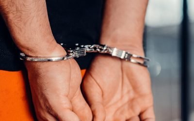 Doi bărbați au fost reținuți de polițiști în Hârșova, județul Constanța, fiind suspectați de distrugere, violare de domiciliu și lovire