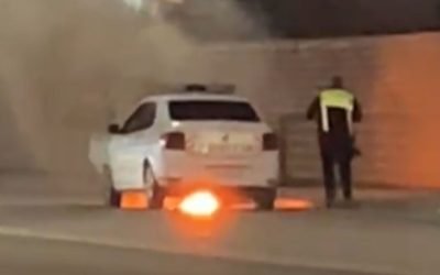 Un autoturism Dacia Logan, utilizat de Poliția din municipiul Iași, a fost cuprins de flăcări duminică seară, pe strada Bucium