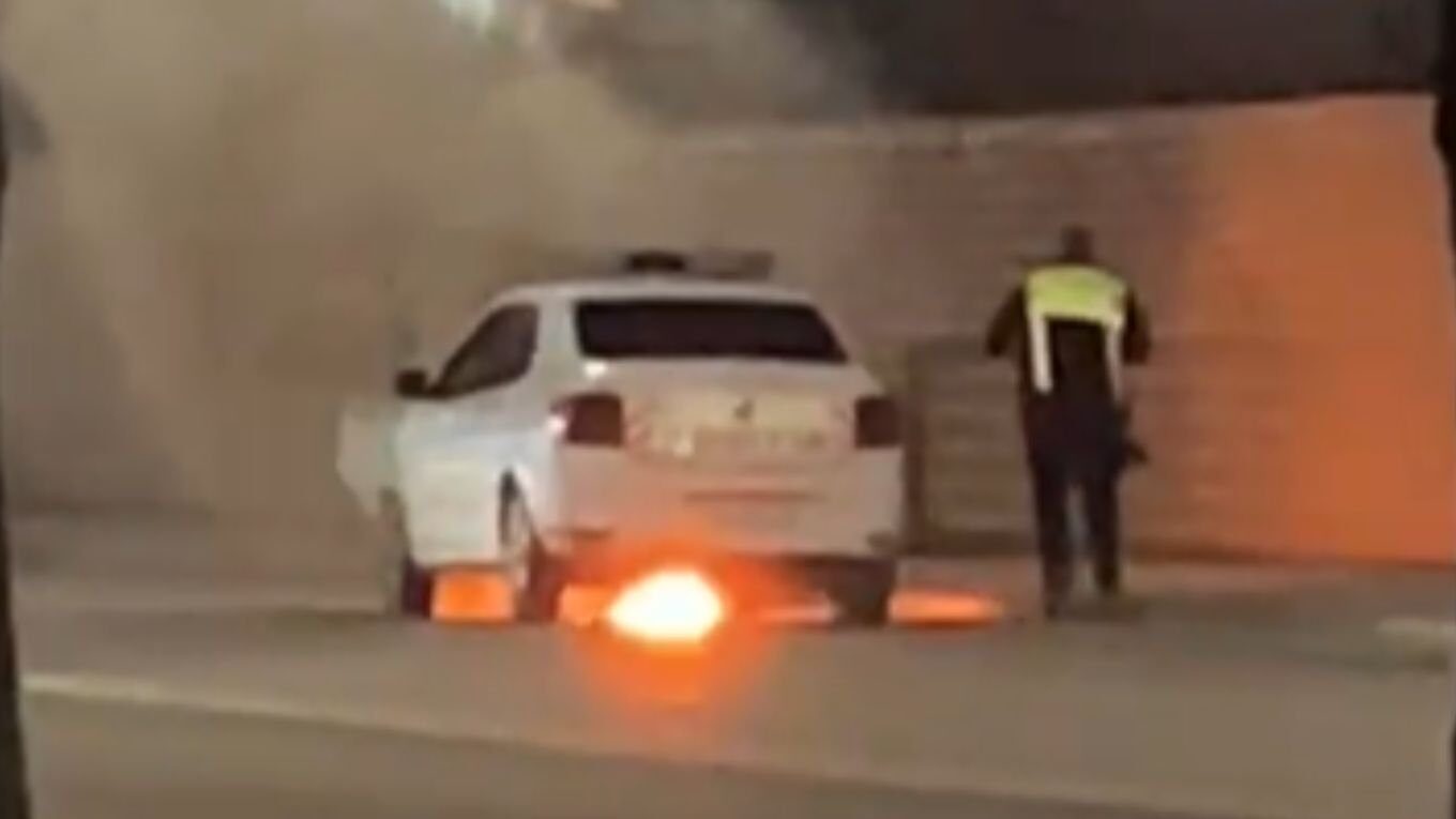 Un autoturism Dacia Logan, utilizat de Poliția din municipiul Iași, a fost cuprins de flăcări duminică seară, pe strada Bucium
