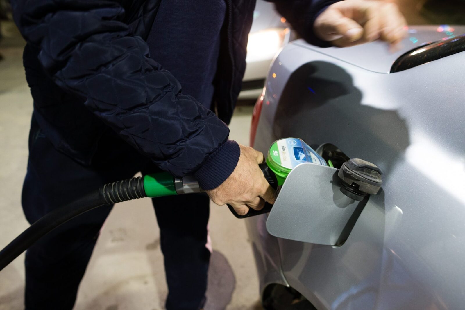 Motorina va depăși 11 lei pe litru: Prețurile cresc în Portul Constanța și îngrijorează analiștii Prețul motorinei importate în Portul Constanța a ajuns la 10,8 lei pe litru, urmând să depășească 11 lei în zilele următoare, potrivit analistului Adrian Negrescu, manager al companiei de consultanță Frames