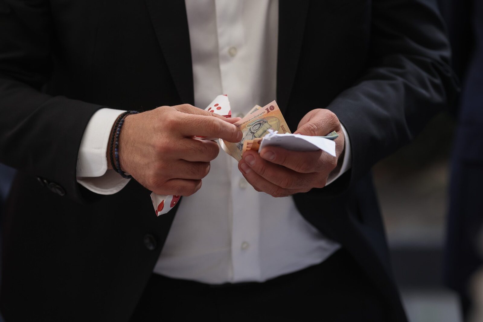 Florin Manole anunță progrese în elaborarea noii legi a salarizării Florin Manole, ministrul Muncii, a făcut publice detalii despre stadiul actual al proiectului de lege privind salarizarea, joi, în cadrul unor declarații de presă