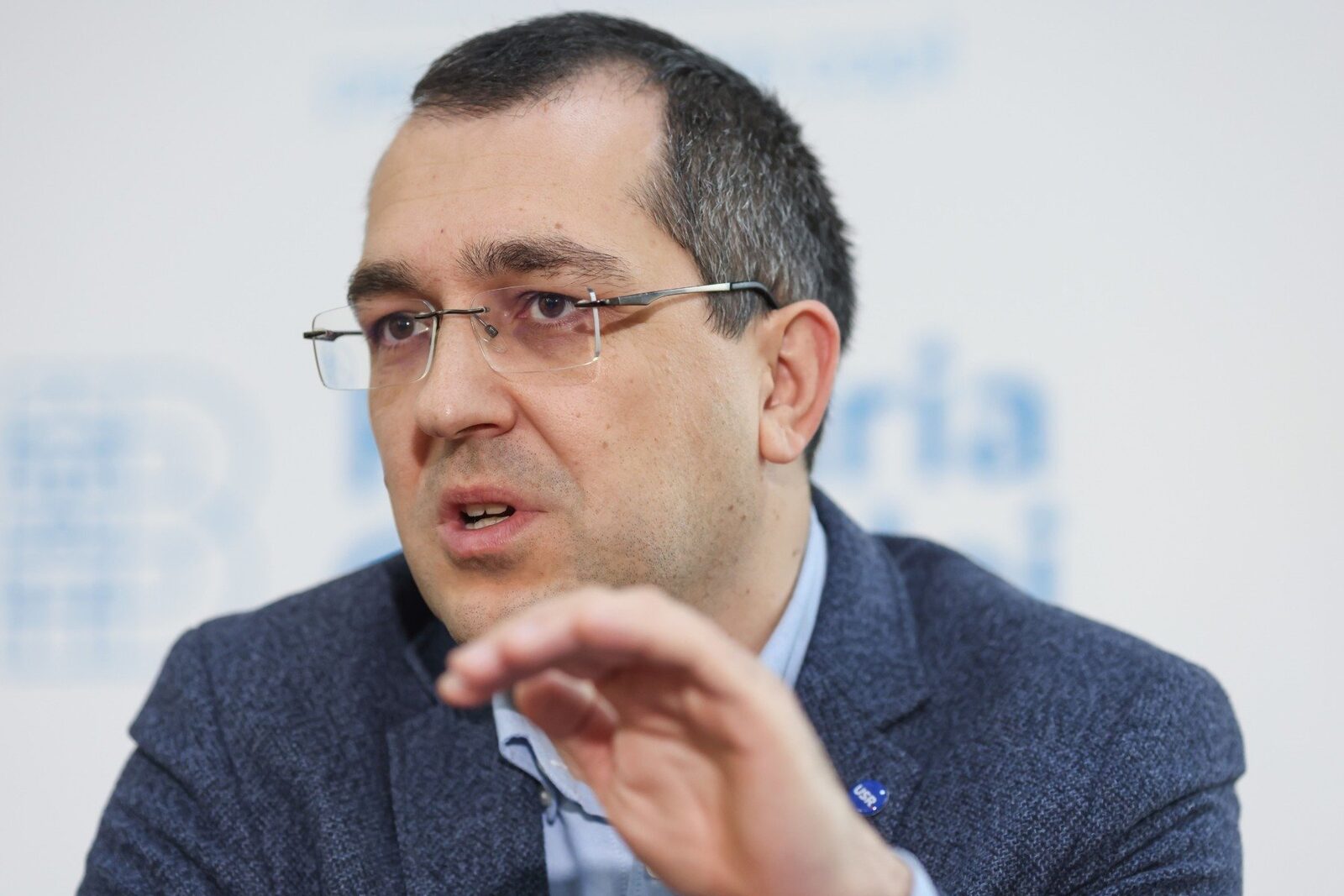 Voiculescu: Ministerul Sănătății, ocolit în achizițiile de vaccinuri anti-COVID Fostul ministru al Sănătății, Vlad Voiculescu, a declarat într-un interviu pentru G4Media că Ministerul Sănătății nu a fost informat în legătură cu contractele pentru achiziția de vaccinuri anti-COVID