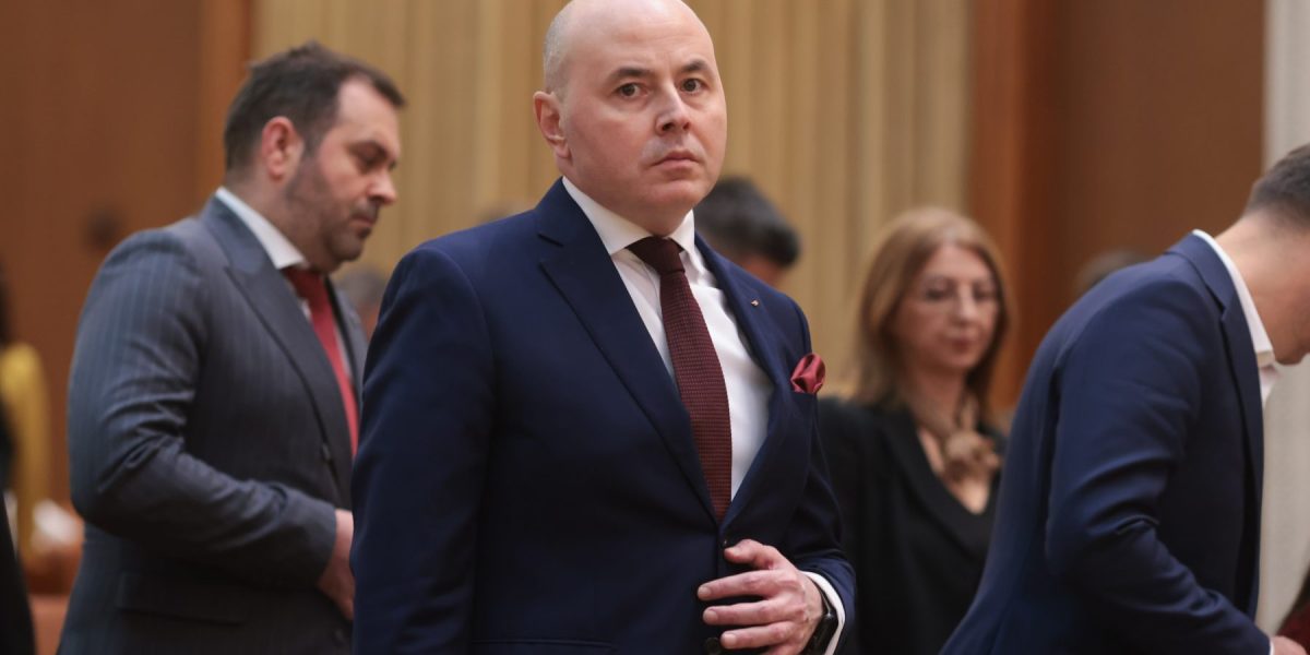 Liberalul X Apără Guvernul în Scandalul Companiilor la Bursă și Atacă PSD