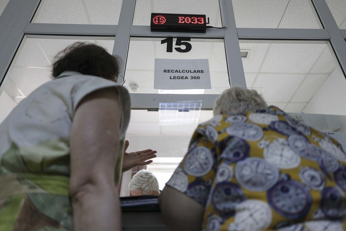 Ajutor financiar pentru pensionarii cu venituri mici: Pachetul de solidaritate intră în vigoare Ministrul Muncii, Florin Manole, a anunțat joi, după ședința de Guvern, adoptarea unui proiect de ordonanță de urgență prin care se instituie un „pachet de solidaritate”