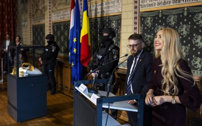 Schimbare neașteptată la Eurojust: Daniela Buruiană înlocuită de Emilia Lionte Reprezentantul României la Eurojust, procurorul Daniela Buruiană, a fost înlocuită din funcție cu o zi înainte de anunțul oficial privind recuperarea unor artefacte valoroase – Coiful de la Coțofănești și două brățări dacice – furate din Olanda
