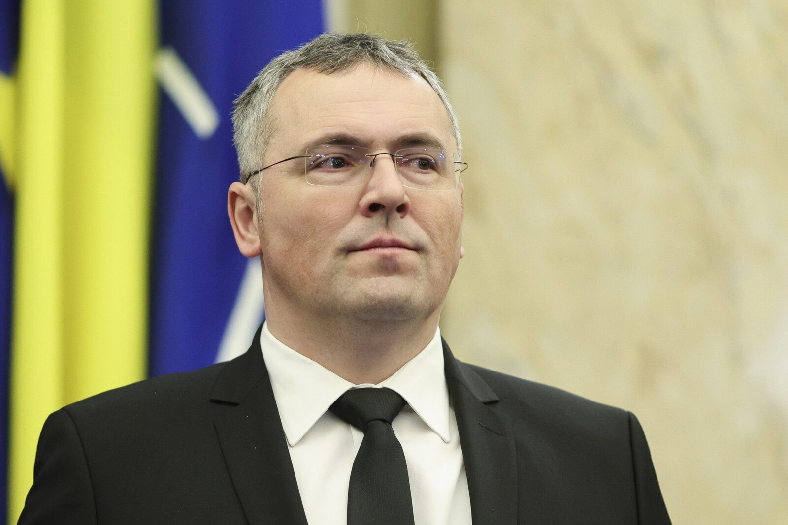 Procurorul Claudiu Sandu, membru al Consiliului Superior al Magistraturii (CSM), a criticat dur numirile făcute de Președintele Nicușor Dan pentru funcțiile de procurori șefi, semnalând influența politică în aceste decizii