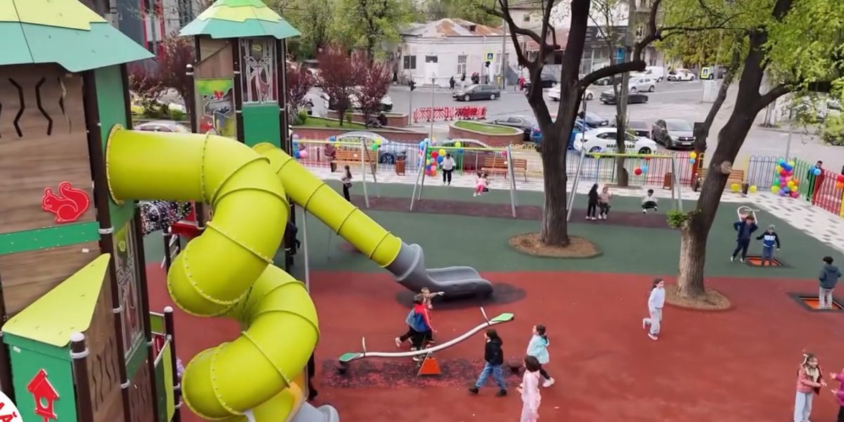 Sectorul 5, din nou la joacă: Două spații reamenajate pentru copii