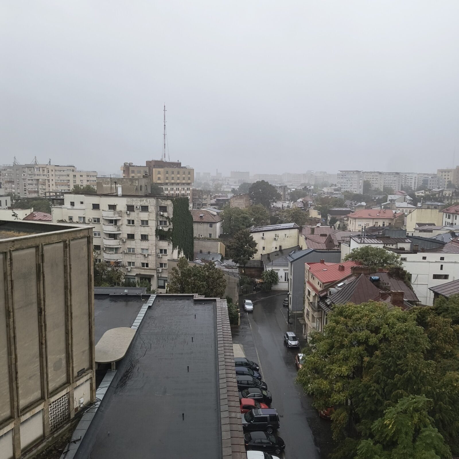 Vremea se schimbă radical în București: temperaturi în scădere și ploi săptămâna viitoare Bucureștenii se pot aștepta la o schimbare majoră a vremii începând de luni, 7 aprilie