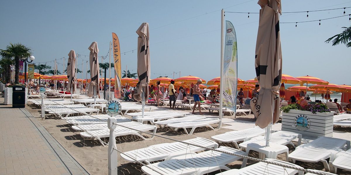 Șezlongurile ilegale, ridicate de pe plaje: Guvernul apără investitorii cinstiți
