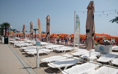 Șezlongurile ilegale, ridicate de pe plaje: Guvernul apără investitorii cinstiți