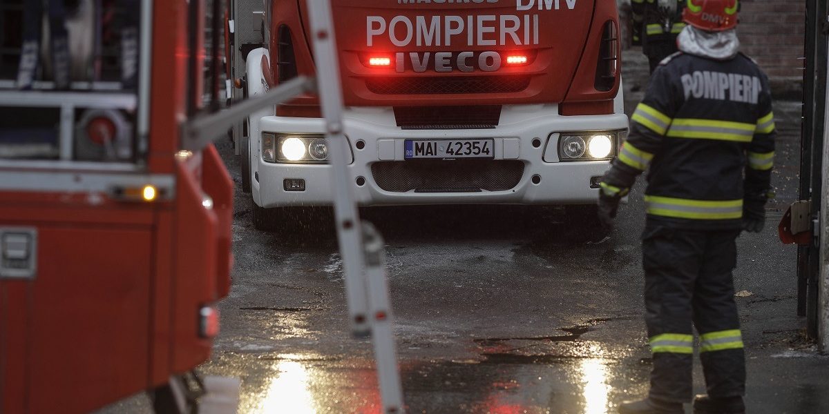 Un incendiu violent a izbucnit luni într-un apartament din București, după ce o trotinetă electrică lăsată la încărcat a explodat