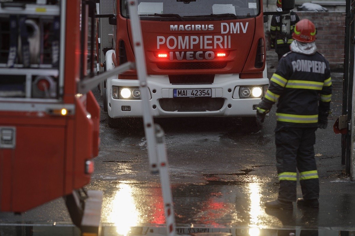Un incendiu violent a izbucnit luni într-un apartament din București, după ce o trotinetă electrică lăsată la încărcat a explodat