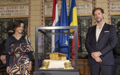 Tezaurul dacic de la Coțofenești, recuperat după furtul din Olanda; ancheta continuă Assen, Olanda – Coiful de la Coțofenești, alături de două brățări dacice, au fost recuperate de autoritățile olandeze, la peste un an de la furtul din Muzeul Drents din Assen