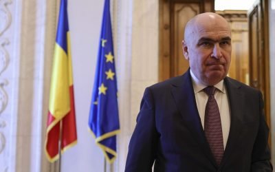 Premierul Ilie Bolojan anunță demararea negocierilor cu compania Pfizer pentru gestionarea unei datorii de aproape 3,5 miliarde de euro, rezultată în urma unei sentințe executorii a Tribunalului din Belgia privind achiziția de vaccinuri în perioada pandemiei