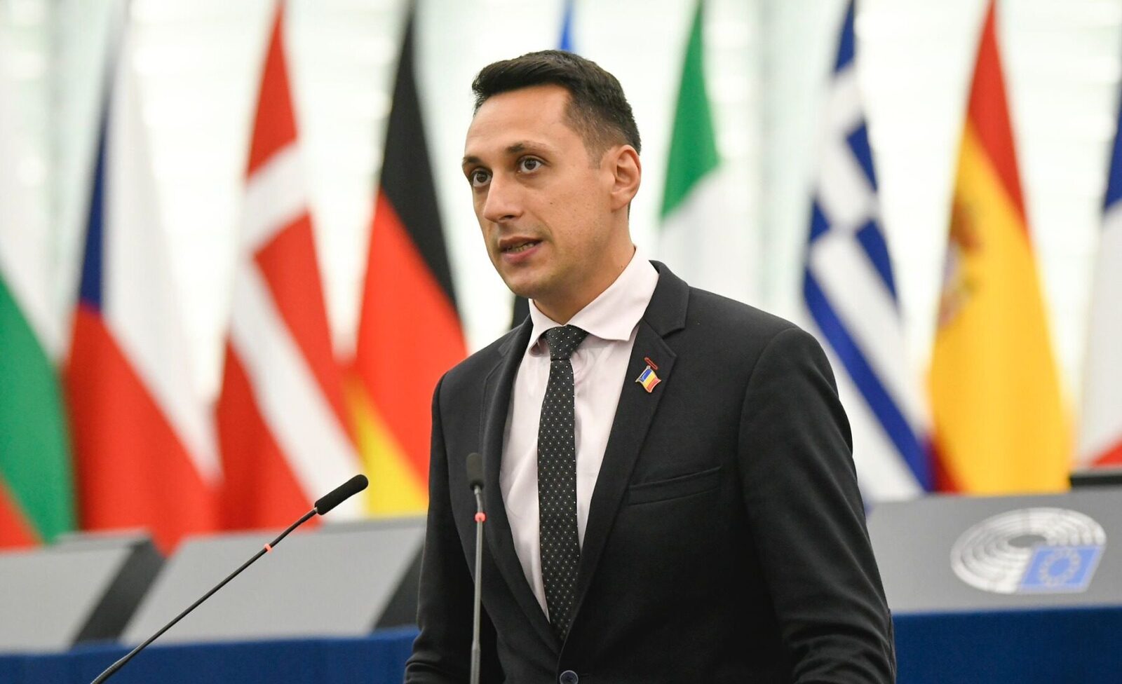 Retragerea PSD din coaliție ar putea deschide calea unei moțiuni de cenzură AUR, avertizează consilierul onorific al premierului Vlad Gheorghe, consilier onorific al premierului Ilie Bolojan, a declarat pentru RFI că o potențială ieșire a PSD de la guvernare ar putea conduce la un vot pentru o moțiune de cenzură inițiată de AUR