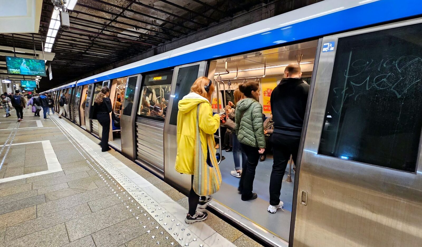 Metroul din București se scumpește cu 40%: Călătoria simplă va costa 7 lei Bucureștenii se pregătesc pentru o nouă scumpire a transportului cu metroul